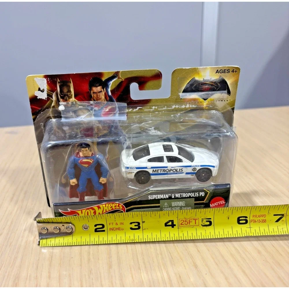 Hot Wheels Superman Metropolis PD Car Figure Set Batman v Superman Mattel